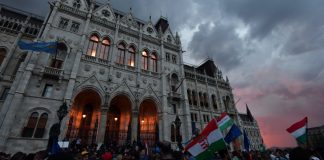 Túlóratörvény, tüntetés, sztrájk, szakszervezetek