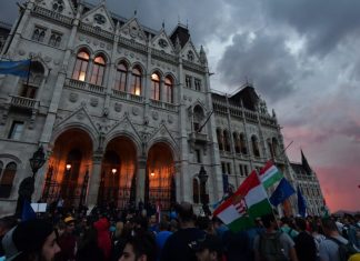 Túlóratörvény, tüntetés, sztrájk, szakszervezetek