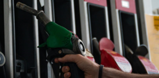 Emberek fele visszafogja a gépkocsi-használatot a megemelkedett üzemanyagárak miatt