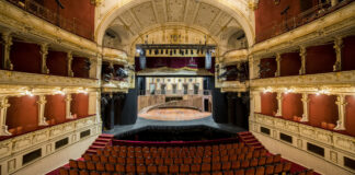 Kevéssé számít a politika, ha a színházba járásról van szó