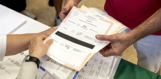 Választók megosztottak abban, hogy kis különbség esetén mindig újra kell-e számolni a szavazatokat