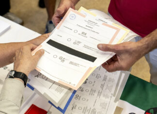 Választók megosztottak abban, hogy kis különbség esetén mindig újra kell-e számolni a szavazatokat