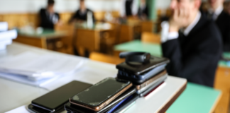 Csupán 7 százalék szerint oldja meg az iskolai tiltás az okostelefonokkal kapcsolatos problémákat