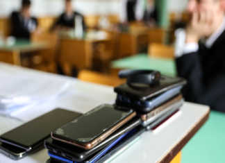 Csupán 7 százalék szerint oldja meg az iskolai tiltás az okostelefonokkal kapcsolatos problémákat