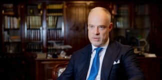 Többség szerint a honvédelmi miniszternek le kellene mondania a nyilvánosságra került hangfelvétel miatt