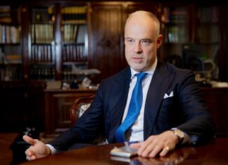 Többség szerint a honvédelmi miniszternek le kellene mondania a nyilvánosságra került hangfelvétel miatt